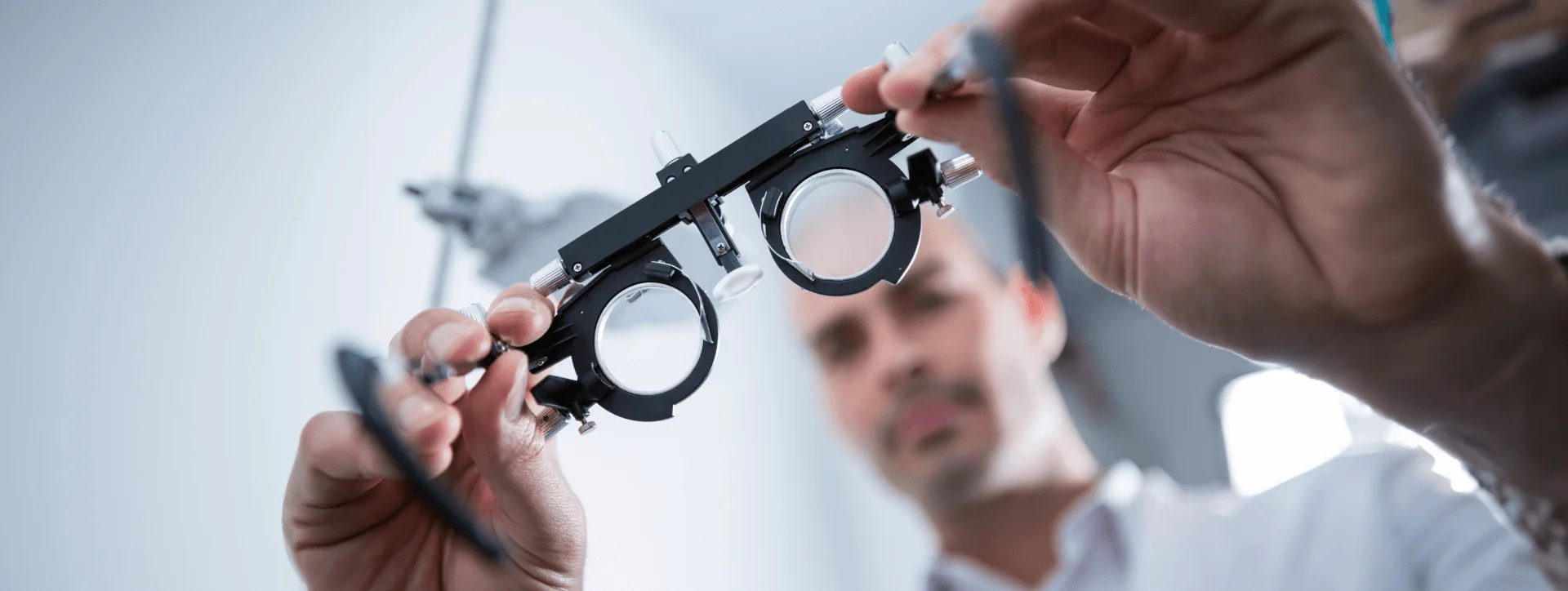 Optician with instrument